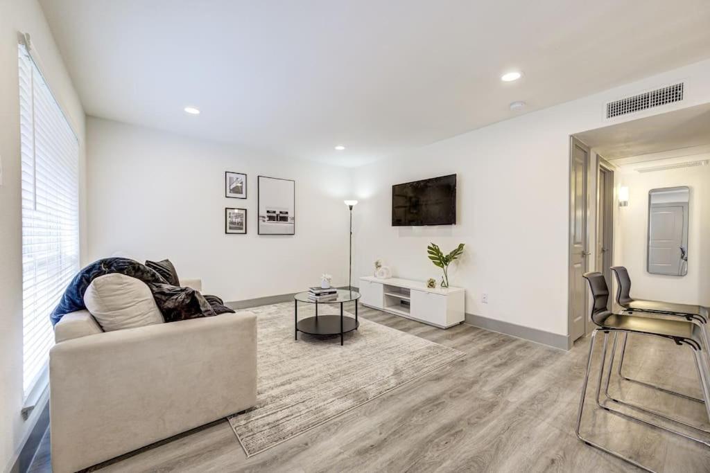 Apartment Perfect With King Bed, Free Parking, Free Wi-fi