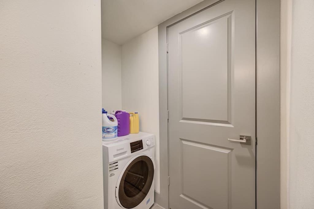 Perfect With King Bed, Free Parking, Free Wi-fi Apartment *